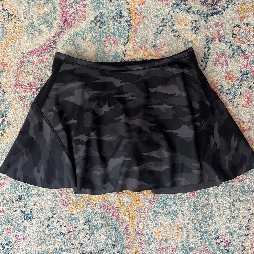 Athleta - Match Point Skort / Skirt - Medium (M) camo black